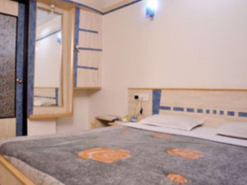 Hotel Everstar Rajkot Exteriör bild
